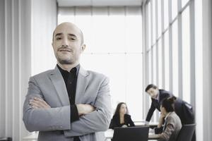 retrato de un hombre de negocios de confianza con un colega en una oficina moderna en una oficina moderna foto