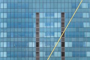 fachada de ventanas de vidrio en edificio comercial foto