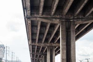 estructura de carretera elevada y pilar de hormigón en la ciudad de bangkok foto