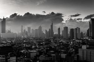 ciudad de bangkok con edificios altos en el centro y cielo espectacular al amanecer foto