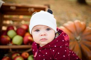 niña feliz en el parque de otoño foto