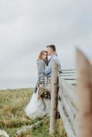 sesión de fotos de los novios en las montañas. foto de boda estilo boho.