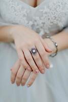 manos femeninas con anillo de primer plano foto