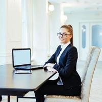 mujer hermosa joven feliz que usa la computadora portátil, en el interior. foto