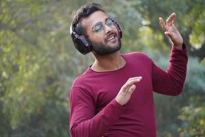 un hombre escuchando la musica foto