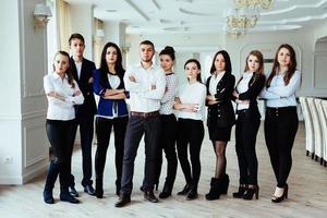 grupo de estudiantes que se ven felices y sonrientes foto