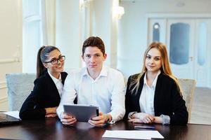 grupo de estudiantes que estudian usando una computadora portátil foto