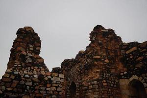 arquitectura antigua cerca de qutub minar foto