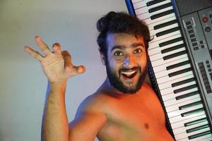 cara feliz hombre con piano electrónico foto