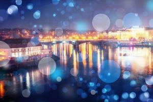 vista nocturna del río vltava y puentes en praga. foto