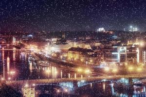 vista nocturna del río vltava y puentes en praga foto