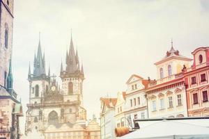 vista de la iglesia de tyn en praga. Republica checa. foto