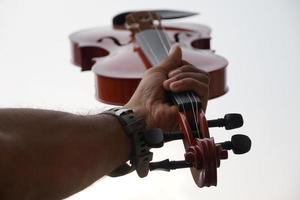 imágenes de violín en la mano en casa foto