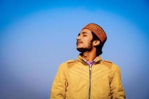 retrato de un joven de himachal pradesh, india con gorra tradicional de himachali foto