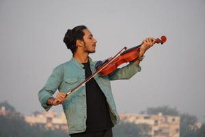 músico tocando violín. concepto de música y tono musical. imagenes de hombre musico foto