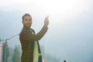 concepto de viaje avión en mano en un niño foto