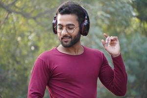 un hombre escuchando la musica foto