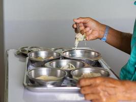 paciente anciano comiendo alimentos en la cama en el hospital foto