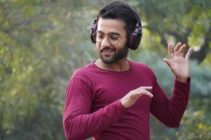 un hombre escuchando la musica foto