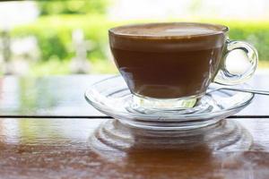 café capuchino en una mesa de madera antigua y granos de café tostados - imagen foto