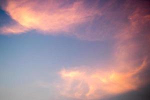 hermoso fondo de cielo de nubes en color crepuscular foto