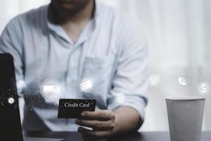 comprador con tarjeta de crédito e ingreso de orden de compra usando computadora portátil con compras en línea y concepto de icono de comercio electrónico.
