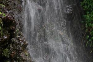 agua corriendo al borde de la roca foto