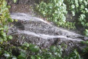 agua que fluye sobre las rocas foto