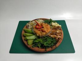 urap es un plato tradicional indonesio en forma de verduras cocidas hervidas mezcladas con coco rallado sazonado como potenciador del sabor foto