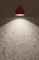 una luz de techo roja ilumina una pared de ladrillo blanco.,modelo e ilustración 3d.
