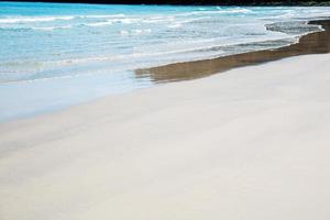 playa de arena con la luz del sol. foto