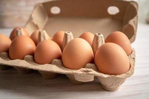 huevos frescos orgánicos en envases de cartón, alimentos orgánicos saludables. foto