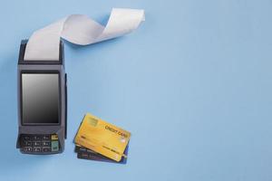 tarjeta de crédito de terminal de pago para compras en línea, servicio de conexión de tecnología de máquina sme sobre fondo azul foto