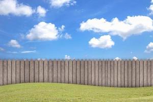 valla de jardín de madera vacía en el patio trasero y fondo de cielo azul en un día de verano foto
