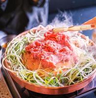 bulgogi de barbacoa de carne en el restaurante de corea del sur en seúl, estilo de vida cocina coreana fresca en una sartén de cobre con parrilla en rodajas, primer plano, espacio para copiar foto