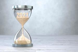 año nuevo 2022, el tiempo de 2021 se está acabando en el reloj de arena. foto
