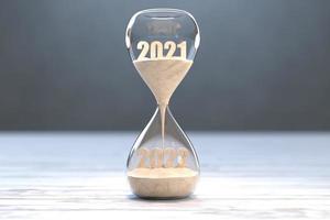 año nuevo 2022, el tiempo de 2021 se está acabando en el reloj de arena. foto