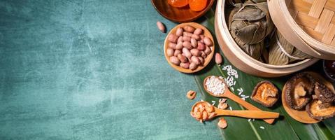 zongzi, albóndigas de arroz al vapor sobre fondo de mesa verde, comida en el concepto de duanwu del festival del bote del dragón, primer plano, espacio de copia, vista superior, capa plana foto