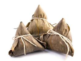 zongzi, dumpling de arroz - concepto de diseño de comida famosa en el festival del bote del dragón de duanwu, primer plano, camino de recorte, corte, aislado en fondo blanco foto