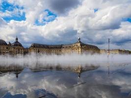 burdeos, francia, 2016. miroir d'eau en place de la bourse en burdeos foto