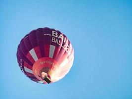 Bath, Somerset, Reino Unido, 2016. Globo aerostático volando sobre Bath foto