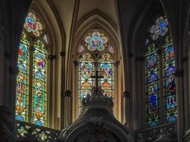 burdeos, francia, 2016. vidrieras de la catedral de san andrés en burdeos foto
