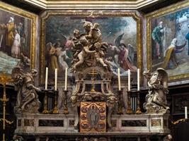 burdeos, francia, 2016. vista interior del altar en la iglesia de notre dame en burdeos foto