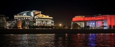 budapest, hungría, 2014. teatro nacional y museo ludwig iluminados por la noche en budapest foto