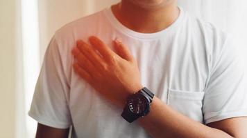 manos y relojes negros de hombres jóvenes a los que les gustan los relojes conceptuales del tiempo foto