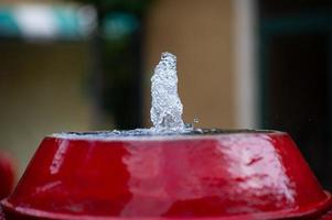 la fuente termal surgió maravillosamente. agua natural foto