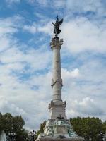 burdeos, francia, 2016. columna con una estatua de la libertad rompiendo sus cadenas encima del monumento a los girondins foto