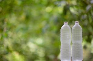 botellas de agua vacías, botellas de agua limpia, agua potable limpia para el concepto de bebidas saludables foto