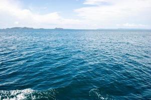 el hermoso mar y las hermosas montañas, el área para que los turistas visiten la belleza foto