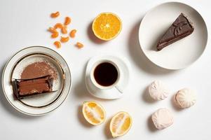sabrosos pasteles de chocolate, dulces caseros de zephyr y una taza de café